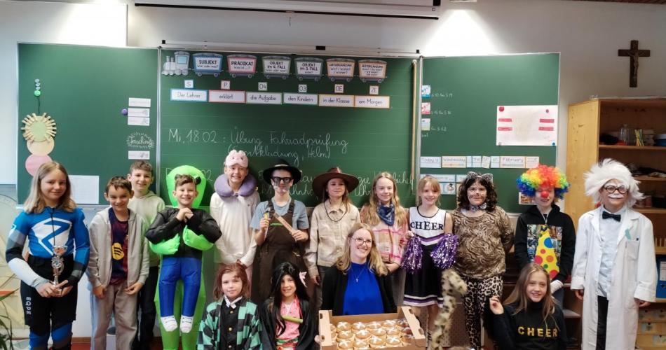 Klasse 4b bei Faschingskrapfenlieferung