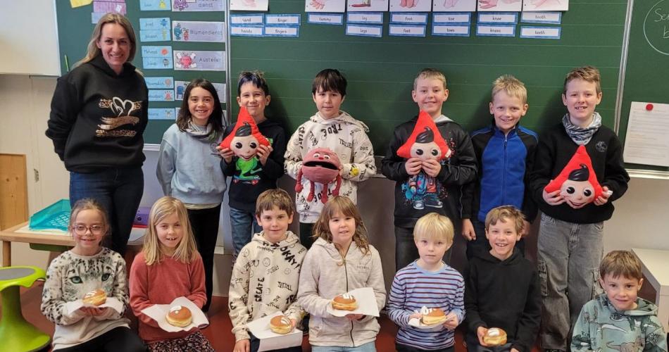 2. Klasse mit Faschingskrapfen