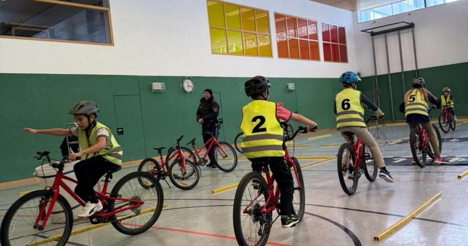 Kinder bei der Übung im Turnsaal