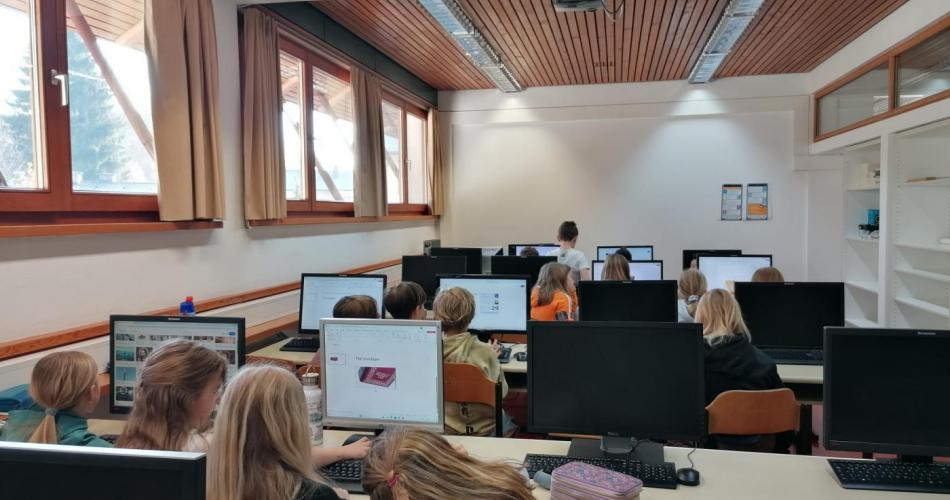 Die Kinder erarbeiten hier eine PowerPoint Präsentation zu einem Projektthema im Religionsunterricht