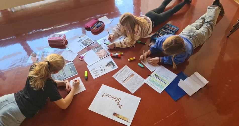 Mädchen in der Aula beim Arbeiten