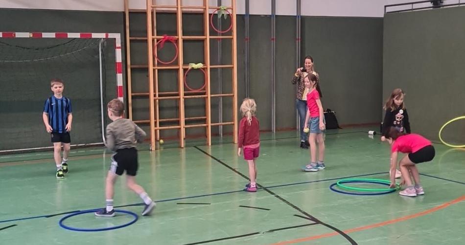 Schuleinschreiber im Turnsaal