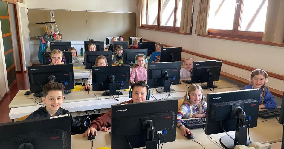 Kinder vor den Computern von vorne