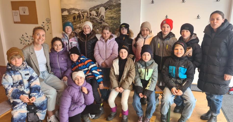 Klasse 3a unterwegs beim Vorlesespaziergang