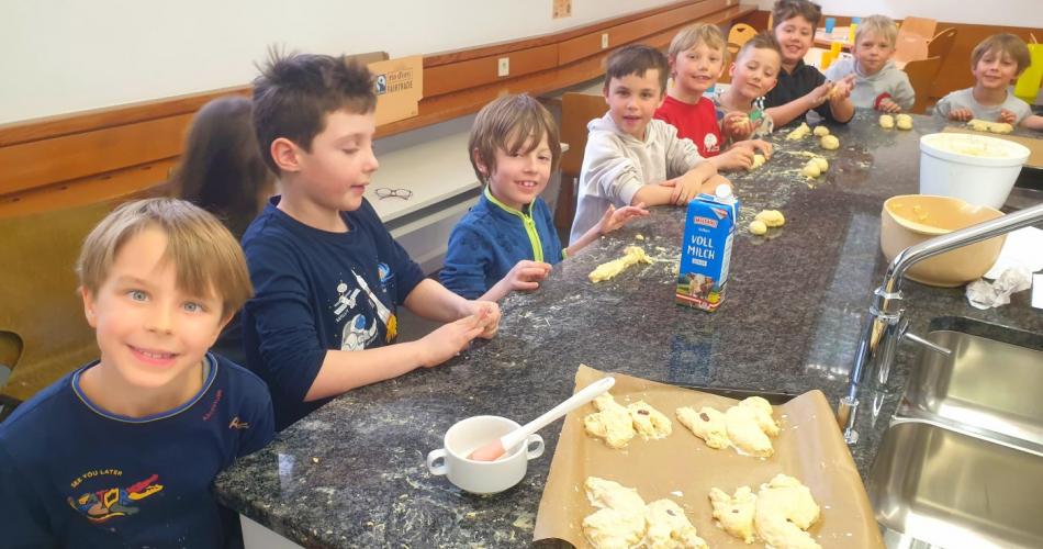 Kinder beim Osterbrote Backen
