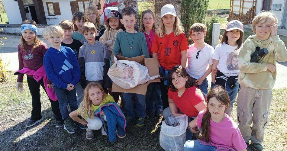 Gruppe der Nachmittagskinder beim Müllsammeln