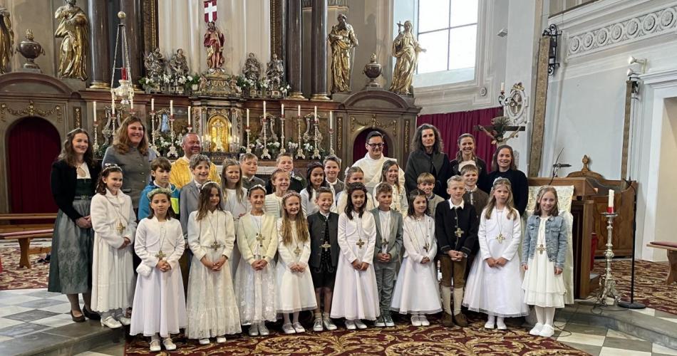 Erstkommunionkinder vor dem Altar