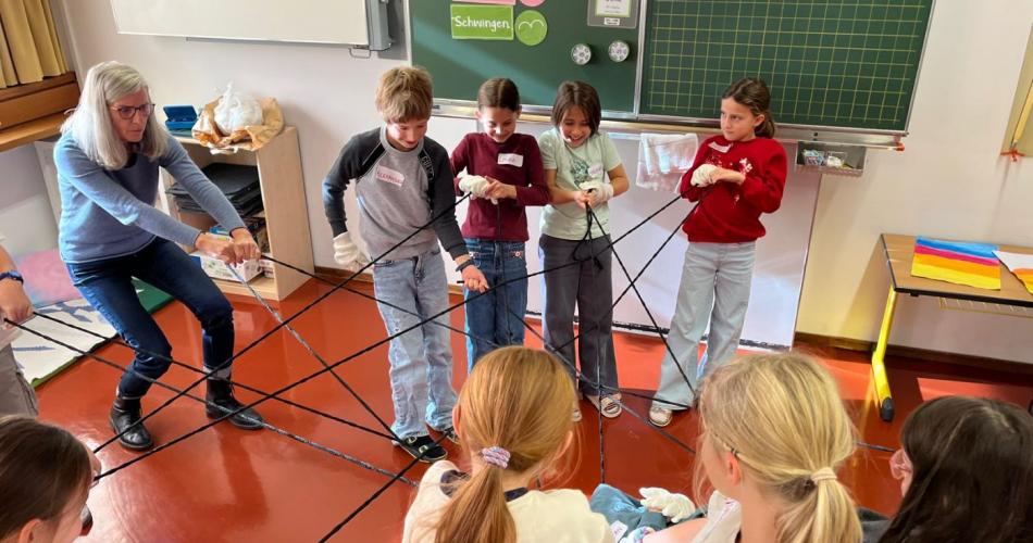 Kinder stehen im Kreis bei Übung zu Gewaltprävention