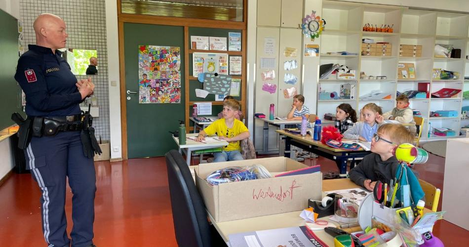 Klasse mit Polizistin Maria