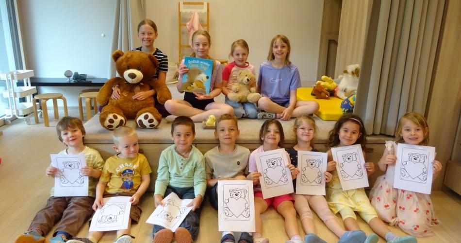 Kinder im Kindergarten mit Bildern