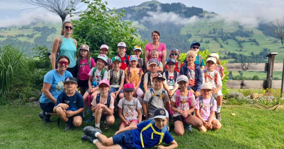 Kinder bei der Imkerei von Fam. Hirzinger