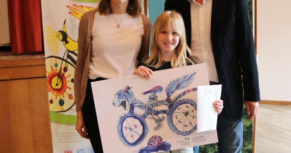 Matilda mit Bild und die Klassenlehrerin Melanie Erber