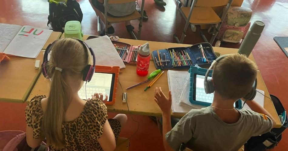 2 Kinder vor den Tablets