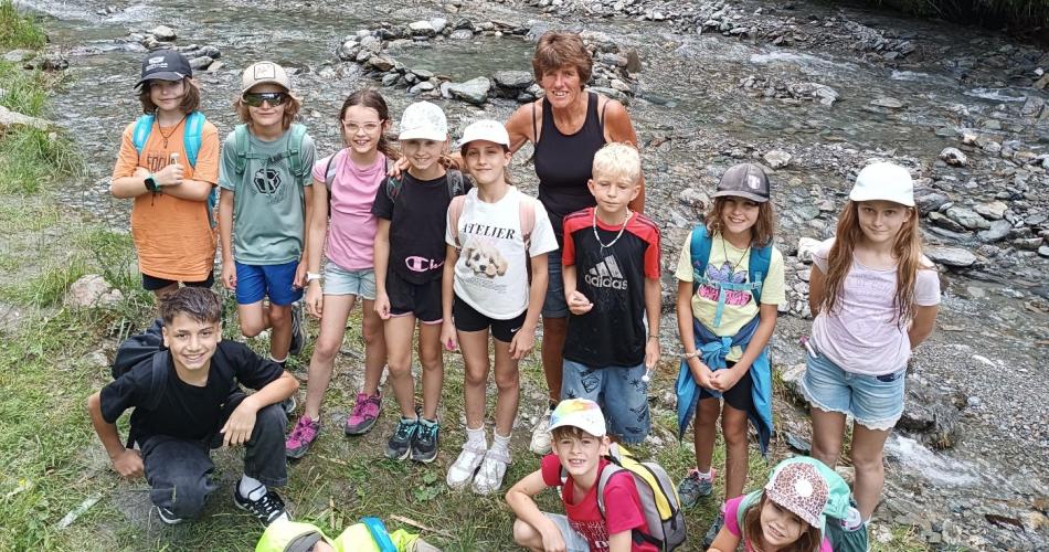 Kinder am Bach