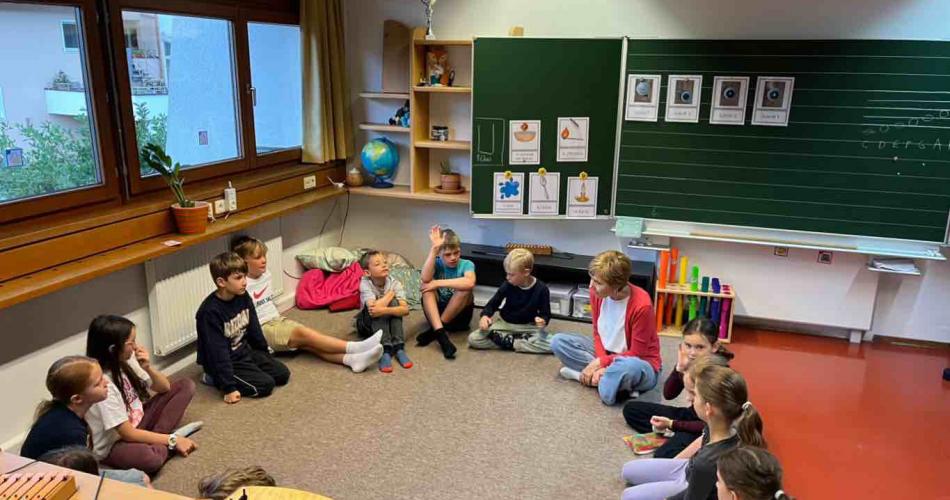 Kinder sitzen im Kreis bei Gewaltpräventionsunterricht
