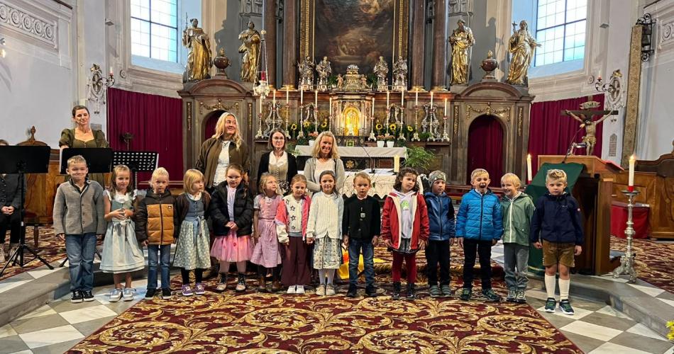 KInder der ersten Klassen mit Lehrerinnen