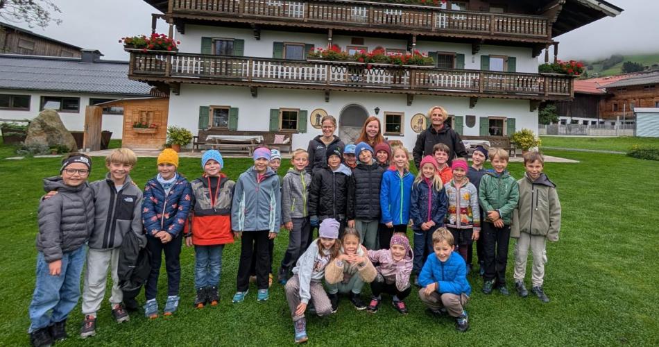 Kinder vor dem Kloohof