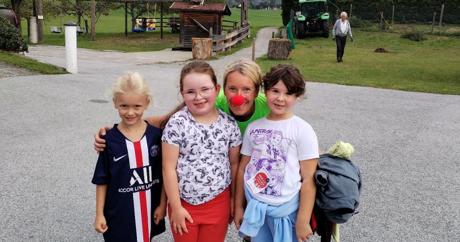 Kinder mit Lehrerin beim Rote Nasen Lauf