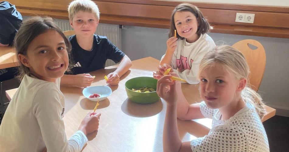 Kinder essen selbst gemachte Pommes