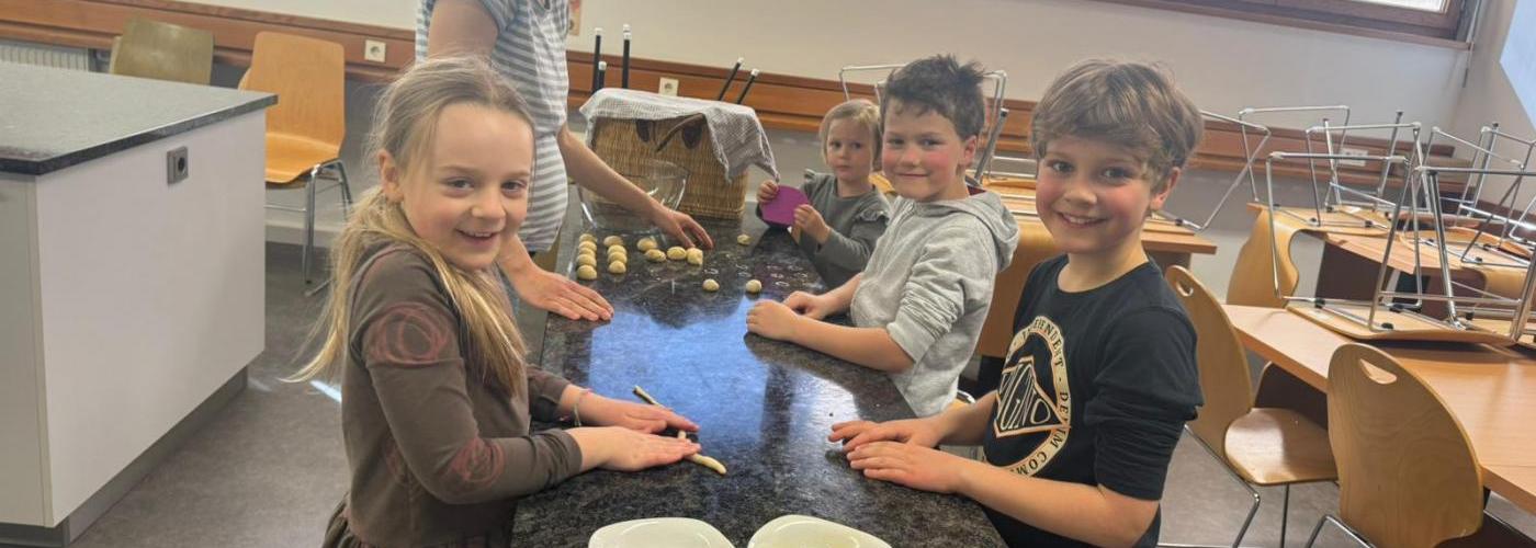 Kinder backen eigene Palmbrezeln