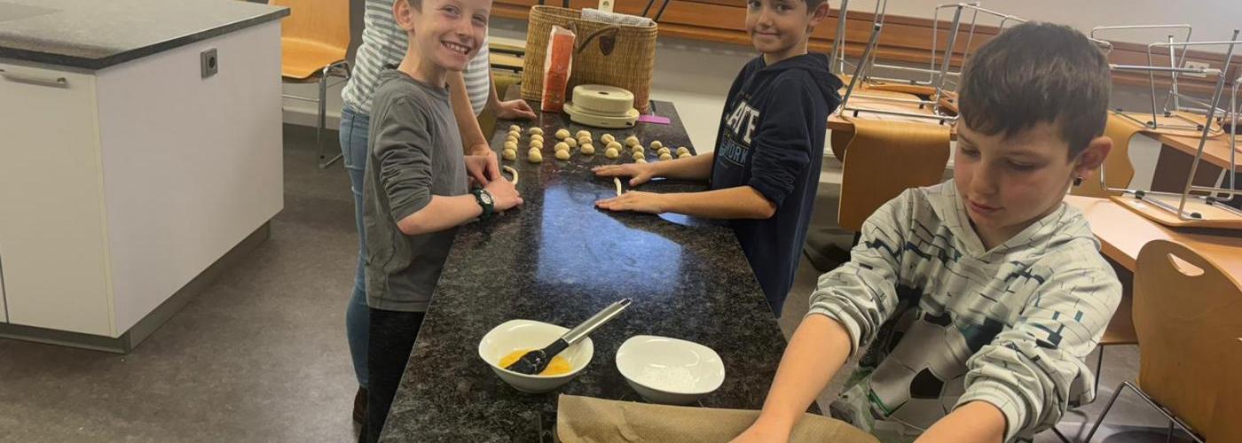 Kinder backen eigene Palmbrezeln